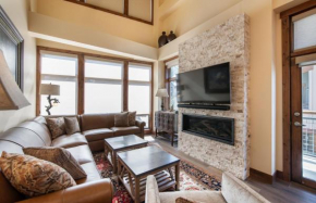 Exquisite Zephyr Mountain Lodge condo with 2 king en suite's condo Winter Park